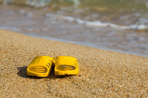 Sandalen op strand — Stockfoto