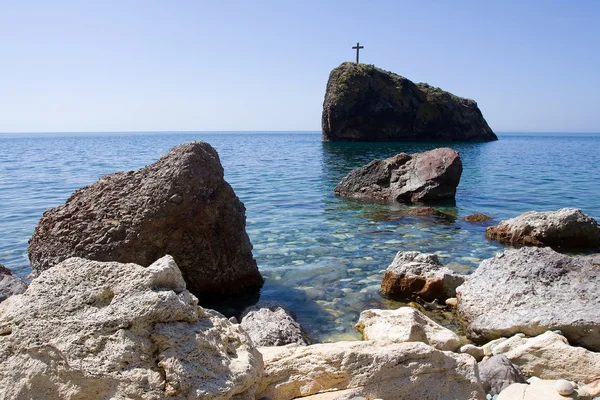 Piękno Morza krajobraz, z krzyżem na skale. — Zdjęcie stockowe