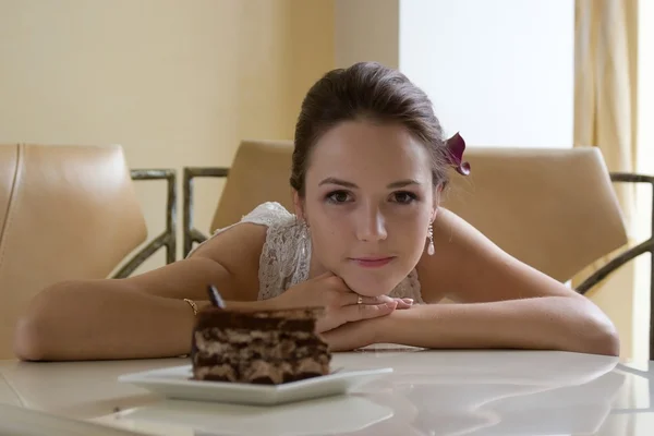 Nevěsta s dortem. — Stock fotografie