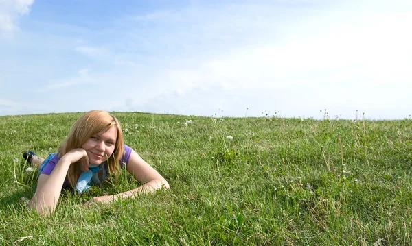 Girl relaxing on the meadow. — Stock Photo, Image