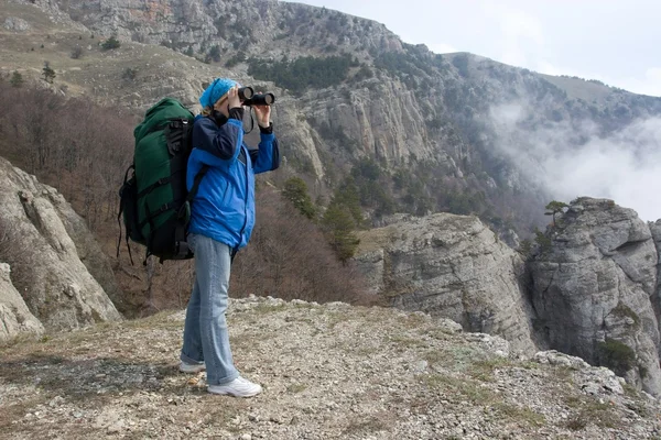 Girl with Backpack is using her Binocular. — Stock Photo, Image