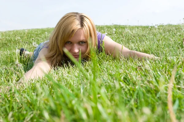 Chica relajante en la hierba alta . — Foto de Stock
