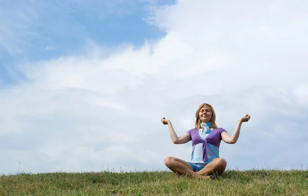 Exercícios de ioga matinal acima do céu azul com nuvens . — Fotografia de Stock