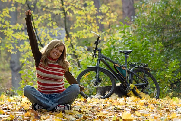 Lycklig flicka med cykel. — Stockfoto