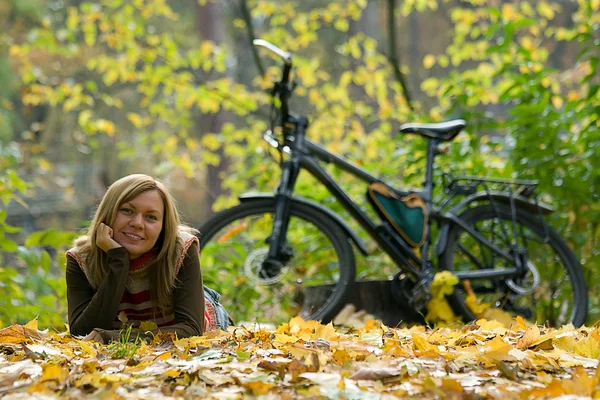 Menina de beleza com bicicleta . — Fotografia de Stock