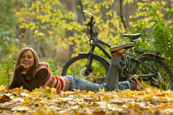 Skönhet flicka med cykel. — Stockfoto