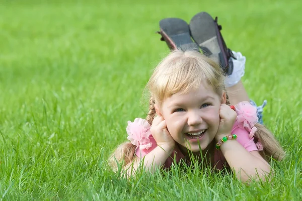 잔디에 귀여운 소녀. — 스톡 사진