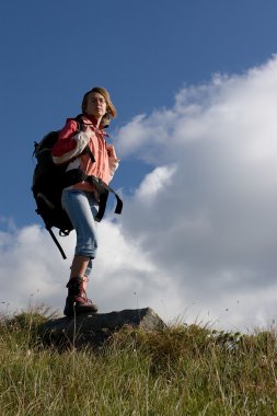 Kız turistik dağlarda inceleme.