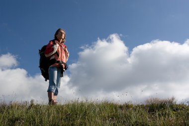 Kız turistik dağlarda inceleme.