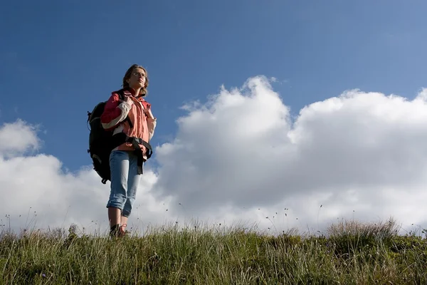 Lány turisztikai felfedezze a hegyek. — Stock Fotó