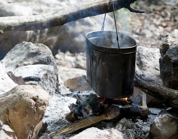 ツーリストの鍋の夕食を作る. — ストック写真