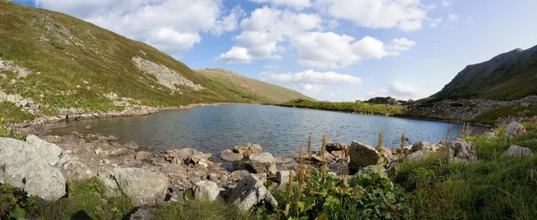 Brebenskul lago nas montanhas Carphatian . — Fotografia de Stock