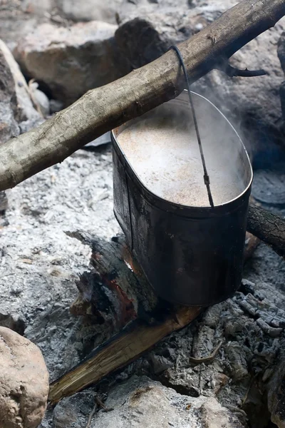 ツーリストの鍋の夕食を作る. — ストック写真