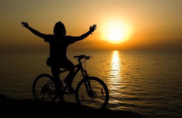 Motociclista no pôr do sol . — Fotografia de Stock