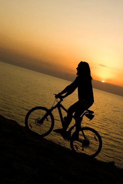 Rowerzysta na zachód słońca. — Zdjęcie stockowe