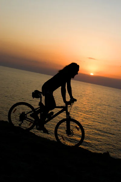 Rowerzysta na zachód słońca. — Zdjęcie stockowe