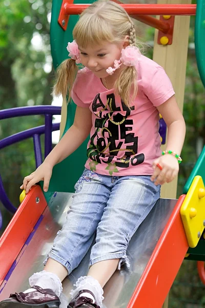 Linda niña en el patio al aire libre . —  Fotos de Stock