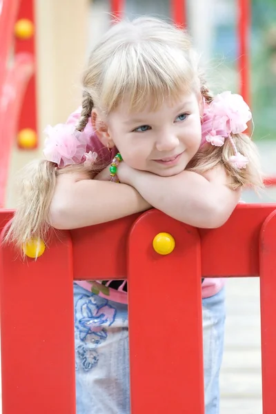 Симпатичная девушка позирует на детской площадке . — стоковое фото
