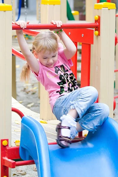 Söt liten flicka på lekplatsen utomhus. — Stockfoto