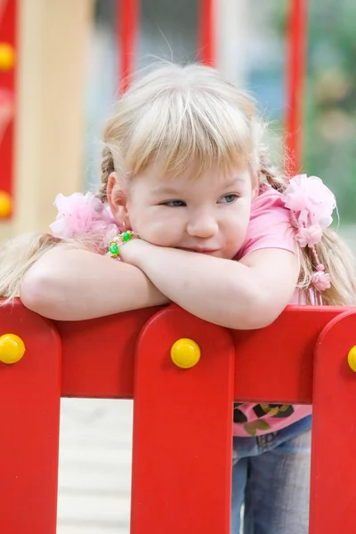 Menina bonito no parque infantil ao ar livre . — Fotografia de Stock