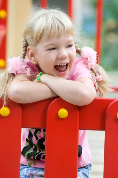 Słodkie mała dziewczyna śmiech. — Zdjęcie stockowe