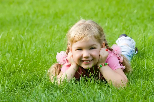 잔디에 귀여운 소녀. — 스톡 사진