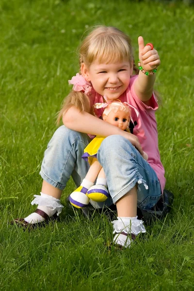 Roztomilá holčička v trávě. — Stock fotografie