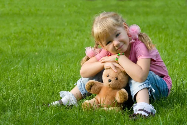 Милая маленькая девочка в траве . — стоковое фото