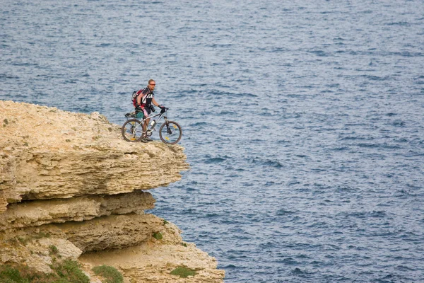 Motociclista en la cima cerca del mar . — Foto de Stock