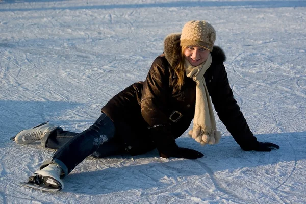 Дівчина з ковзанами на льоду . — стокове фото