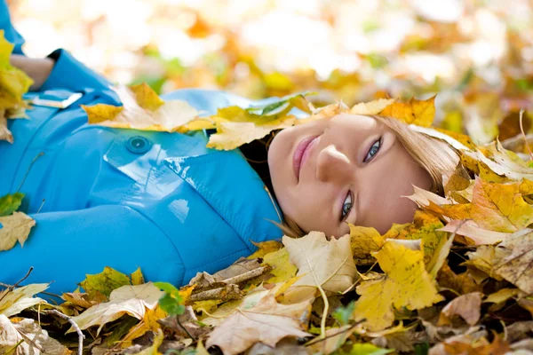 Podzimní dívka. — Stock fotografie