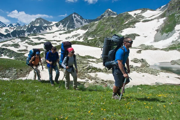 Skupina turistů v horských wally. — Stock fotografie