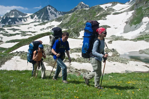 Group of hikers in mountain wally. — Stock Photo, Image
