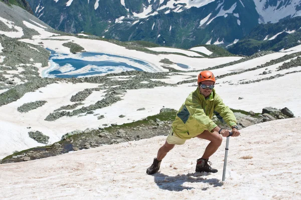 Wanderer mit Eispickel auf Schnee. — Stockfoto