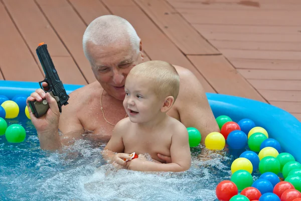 Dědeček a vnuk zábava v bazénu. — Stock fotografie