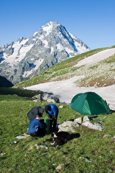 Turisti che preparano la colazione in montagna . — Foto Stock