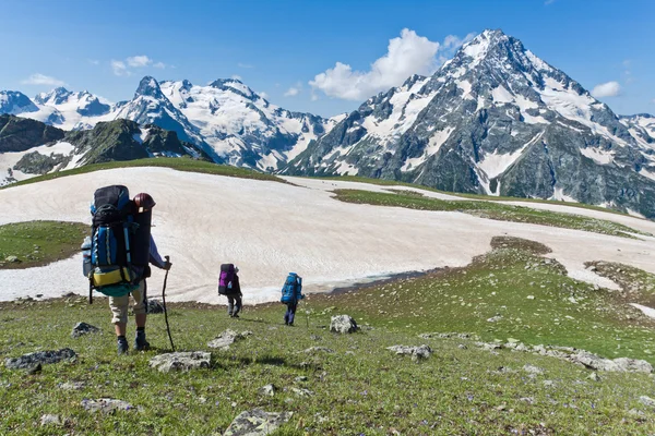 Grupa miłośników pieszych wycieczek górskich wally. — Zdjęcie stockowe
