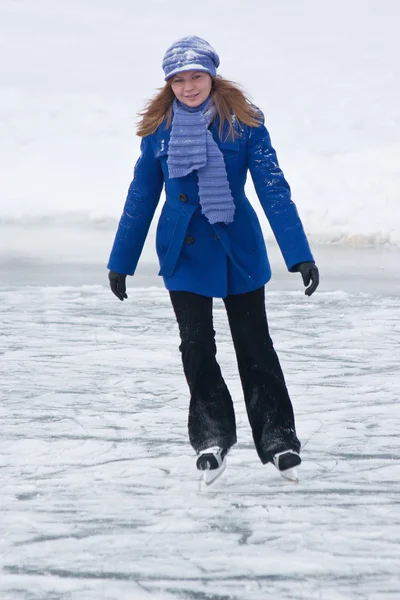 Meisje op ijs-of rolschaatsen. — Stockfoto