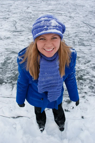 Lachende meisje op ijs-of rolschaatsen. — Stockfoto
