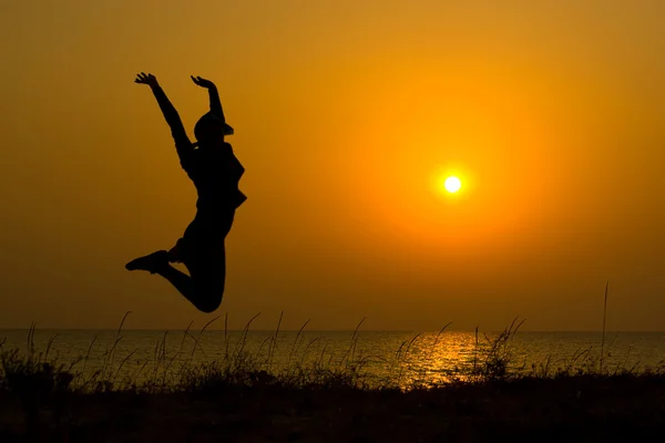 Springende Mädchensilhouette. — Stockfoto