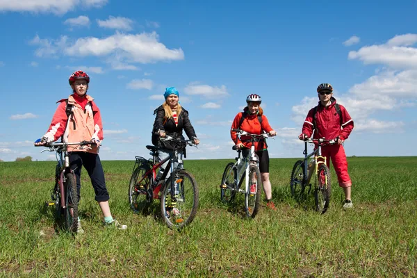 Eine Gruppe von vier Erwachsenen auf Fahrrädern in der Natur. — Stockfoto
