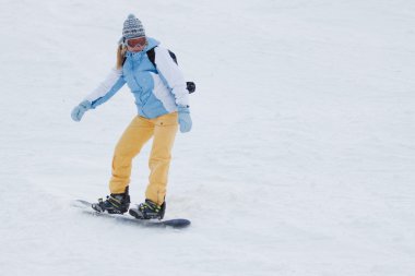 Kız sürme bir snowboard, kış eylem.