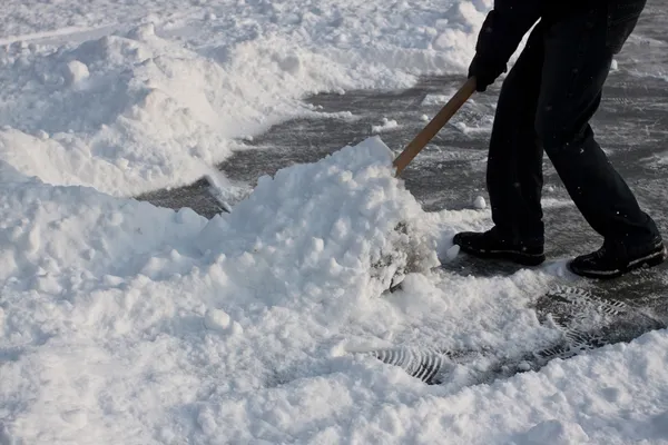 Man Aan Het Werk Met Sneeuw Schop — Stockfoto