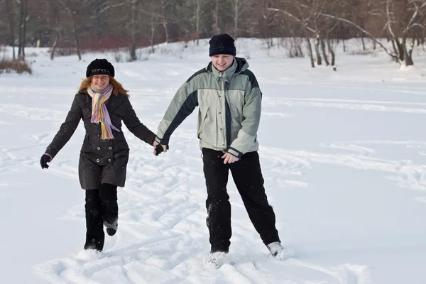 Ein Junges Paar Genießt Winter Einen Gemütlichen Schlittschuhlauf — Stockfoto