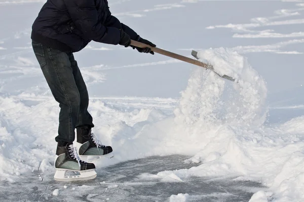 Άνθρωπος Που Φορώντας Πατίνια Που Εργάζονται Φτυάρι Χιονιού — Φωτογραφία Αρχείου