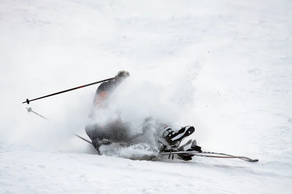 スキーに乗って男が落ちる 彼は何かを破ることができます — ストック写真