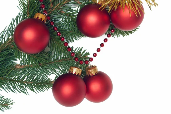 Köknar ağacı dalı ile kırmızı Noel topları — Stok fotoğraf