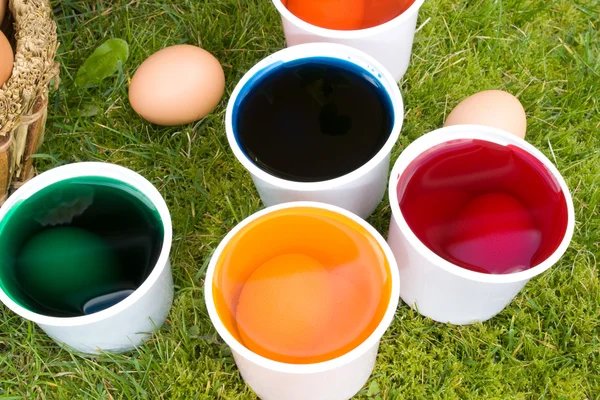 Farbowanie jaj — Zdjęcie stockowe