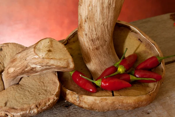 Bułeczki grosza i czerwona papryka chili — Zdjęcie stockowe