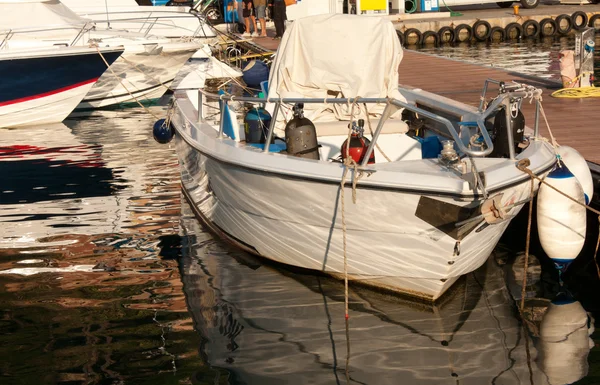 Piccola barca nel porto — Foto Stock